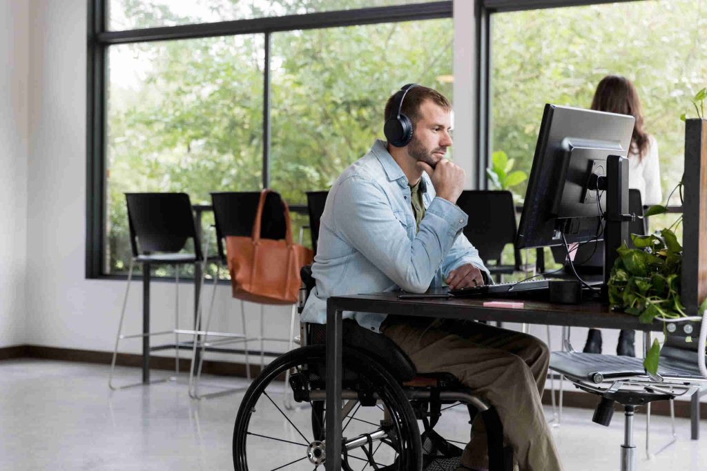 it specialist with disabilities works at the workplace